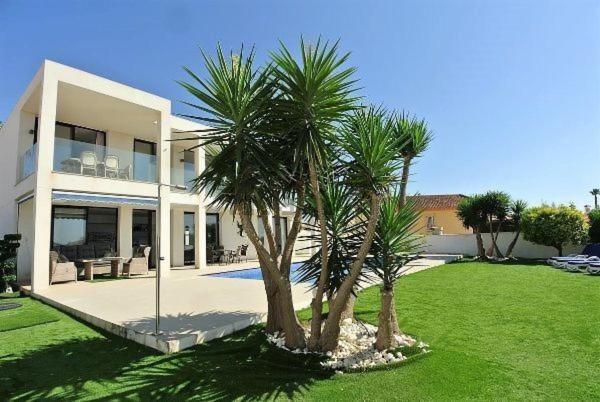Luxury With Large Swimming Pool And Outdoor Area *