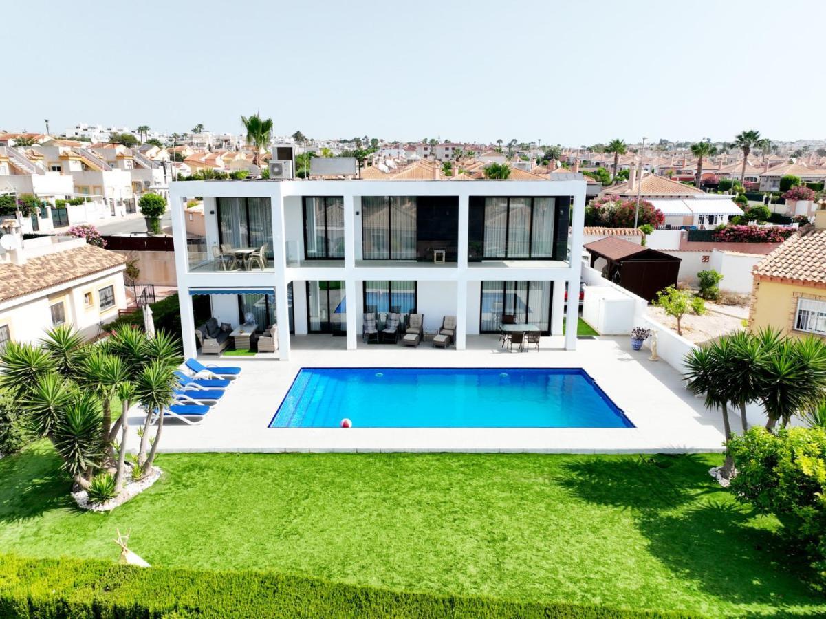 Luxury With Large Swimming Pool And Outdoor Area Villa