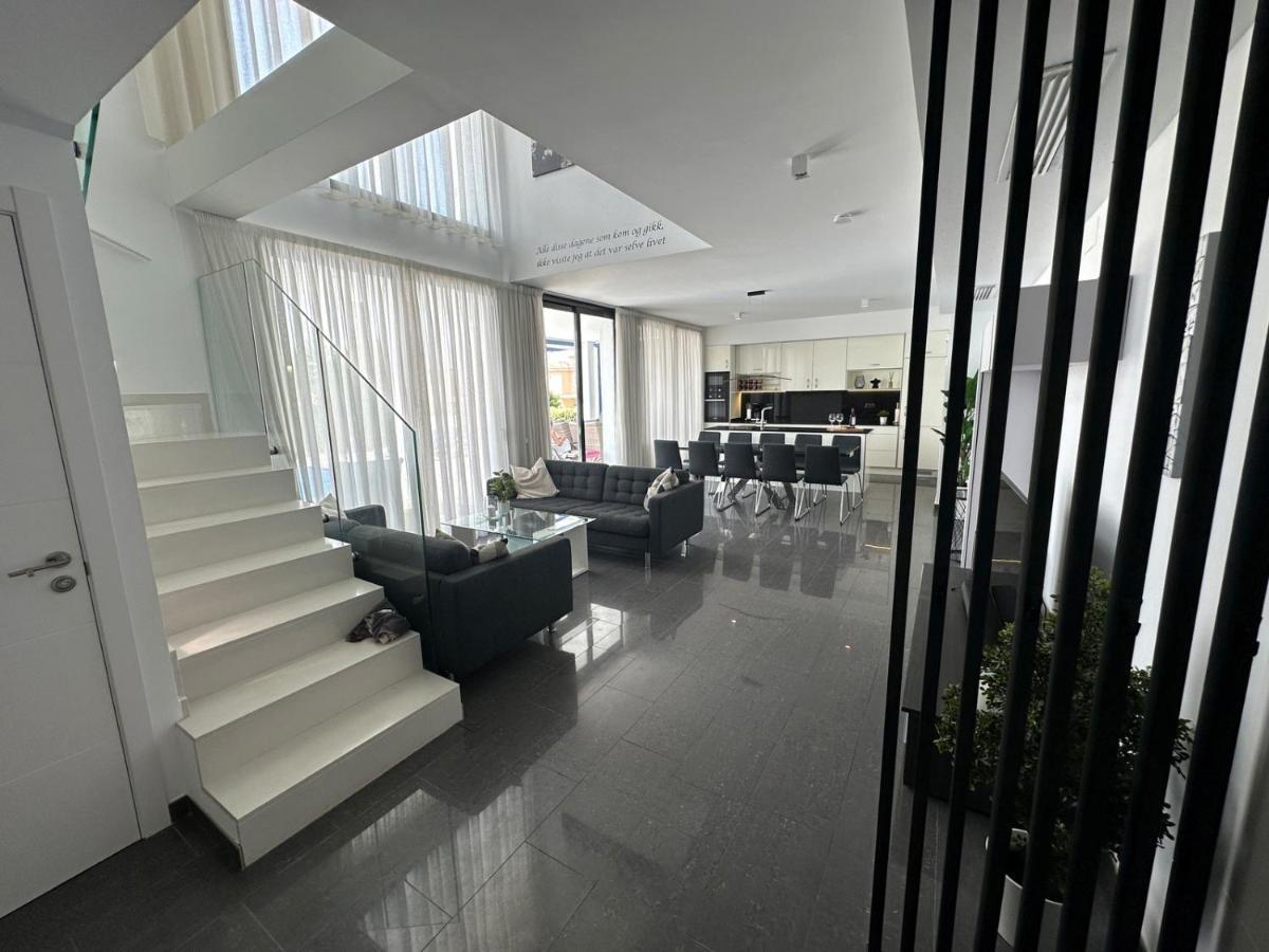 Luxury With Large Swimming Pool And Outdoor Area Villa *