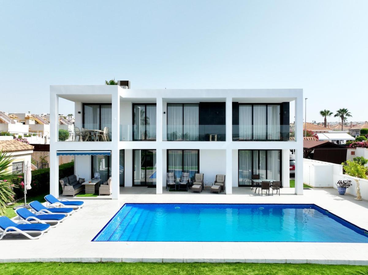 Luxury With Large Swimming Pool And Outdoor Area