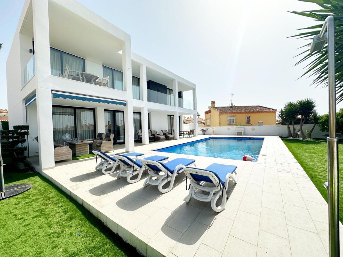 Luxury With Large Swimming Pool And Outdoor Area Villa *