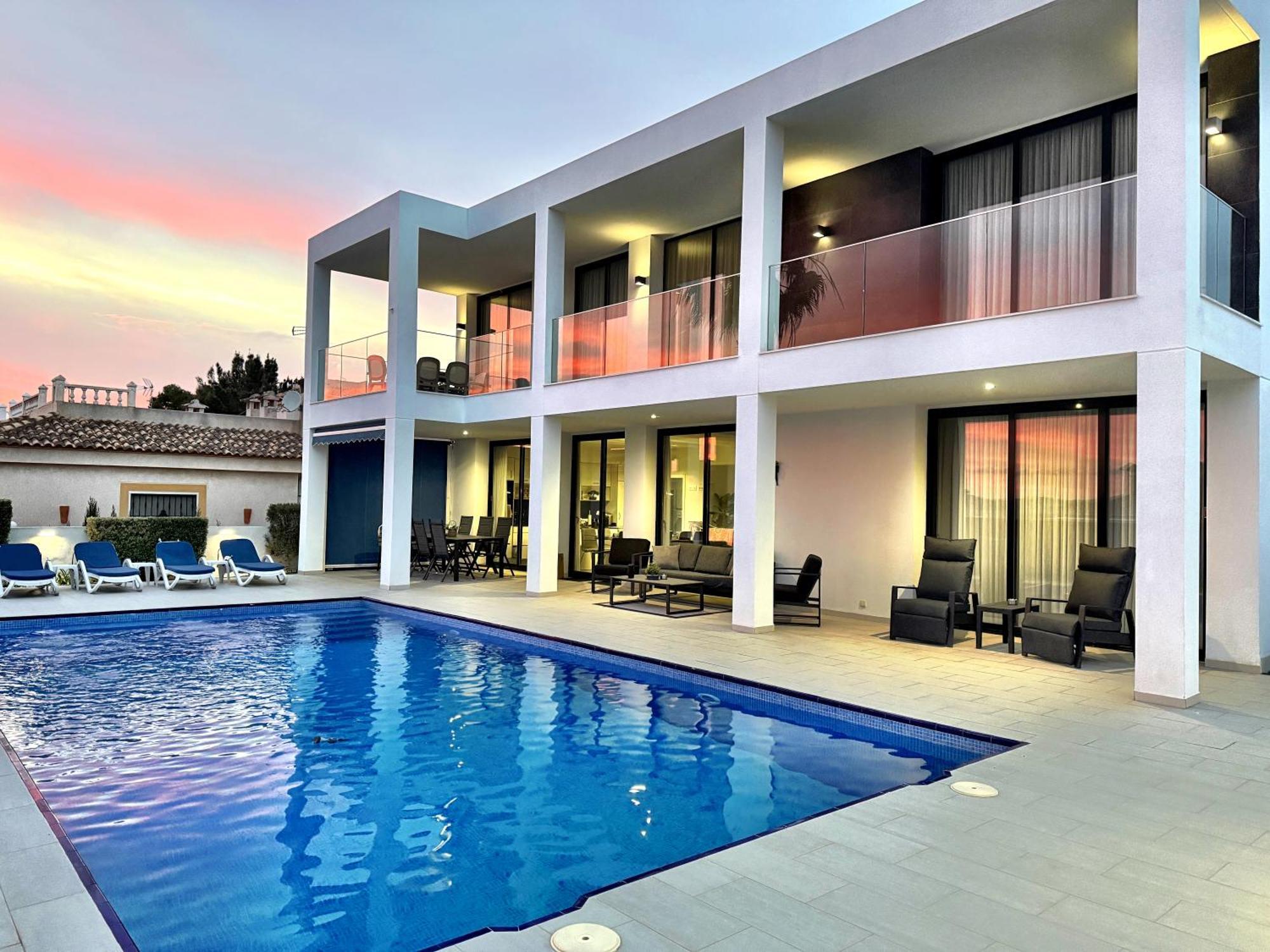Luxury With Large Swimming Pool And Outdoor Area Villa *